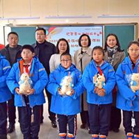 大家财险铁岭中支携手爱心团队走进校园 发放温暖包传递关爱力量