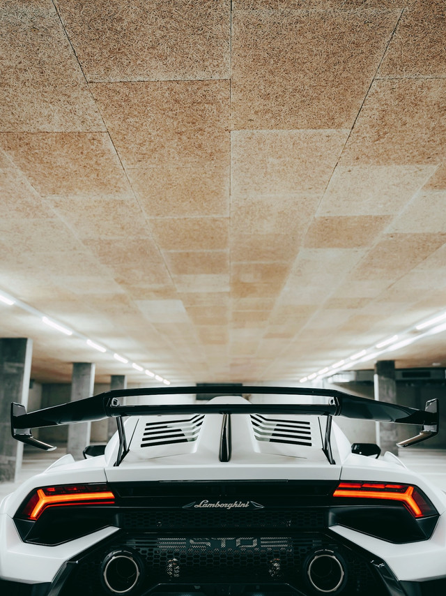 Lamborghini Huracan STO车重1339公斤，比Performante轻45公斤，空气动力学改进，下压力提升53%；640匹，565牛米，百公里加速3秒，极速310km/h#我与汽车