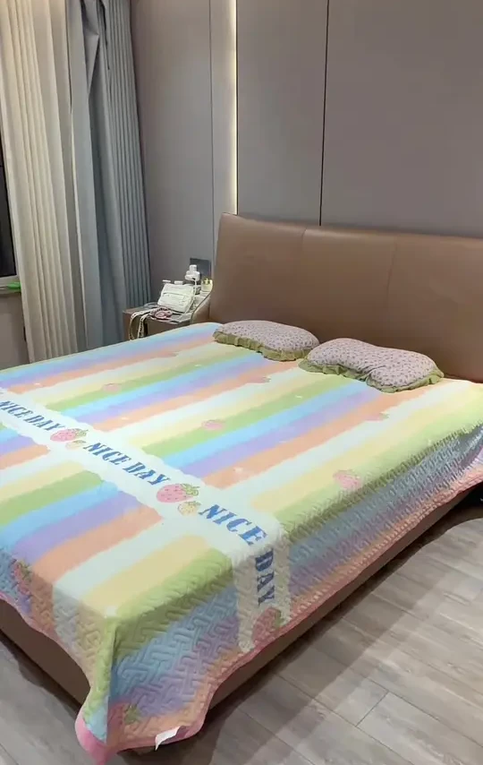 不是贵的铺不起，而是这个具有性价比，四斤多重都是短毛绒特别厚 还加棉不变形，不缩水，不掉色，洗衣机就可以洗推荐买两个换洗