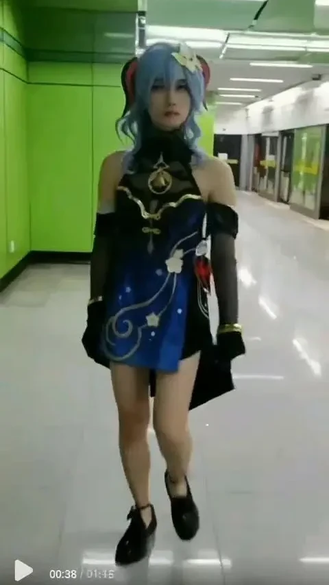 #原神甘雨打针cos.穿上甘雨的椰羊装去打针是什么体验？
原神玩家狂喜！终于get到甘雨天枢星皮肤打针的名场面～
💦假发片先戴好，双马尾要蓬松，蓝色渐变发尾才够还原。衣服选的是偏薄的料子，夏天穿有点热