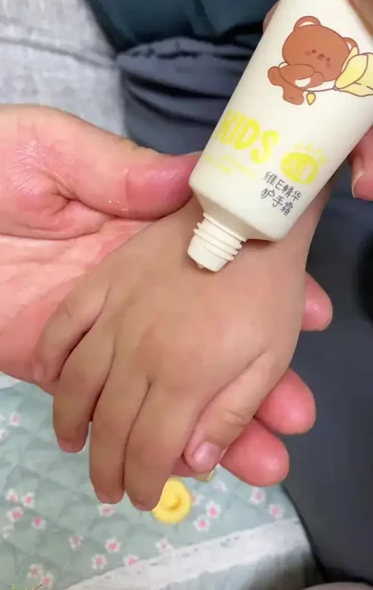 秋冬必备！润本儿童护手霜，保湿防皴超好用！
#润本护手霜 #宝宝防皴 #宝宝护肤 #保湿防皴 #滋润保湿
