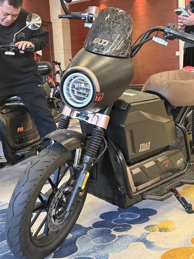 这样的新新国标你喜欢吗。新新国标电动车2025新国标电动车驾到！防篡改+短距制动，塑料严控更安全，智能监测护航，轻便好骑还合规，城市出行省心又靠谱～#小刀新新国标#新新国标电动车#花都区电动车#小刀电