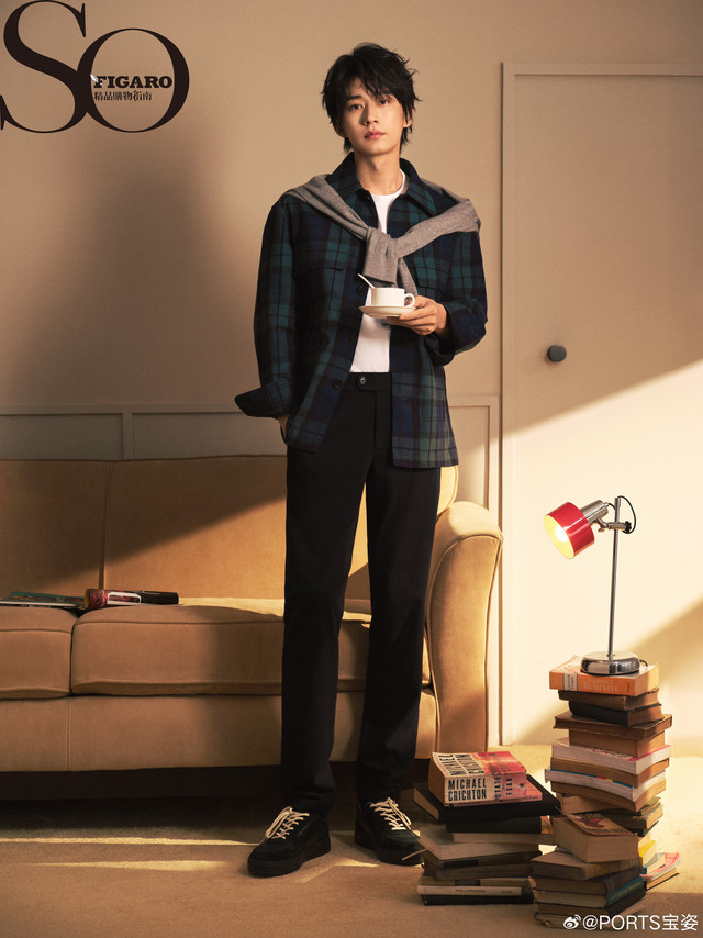 俊朗有型，率性不羁。演员@Mr_刘学义 演绎#PORTS宝姿# 2025秋冬男装系列。苏格兰风情格纹夹克内搭T恤随性自在，率然造型自现轻松休闲。光影定格，自现松弛。#宝姿星闻##PORTS男装甄选##