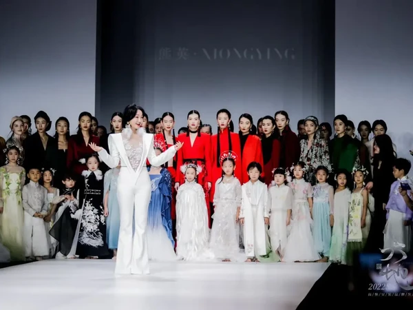 #盖娅传说 盖娅传说品牌发布会
⭐️盖娅之夜⭐️
时间:2025.12.15
地点:深圳
拟订出席参演艺人:萨顶顶、谭晶、沙宝亮、李晨、胡兵、 霍尊、黄奕等
#秀场 #少儿模特 #童模 #时装秀现场 