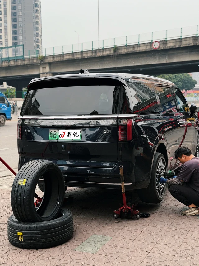 极氪009换胎日记。轮胎：选用邓禄普265/45R20 e·SPORT MAXX 带静音棉 这款轮胎也是极氪009原配的电车专用胎 车主觉得轮胎的操控抓地和舒适静音效果都不错 所以还是选择了用回邓禄普