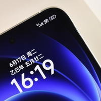 小米目前值得捡漏的一款手机，从3299元跌至2627元，16GB+512GB