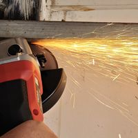 买了一年的角磨机终于派上用场了，第一次用就干废了两个切割片！