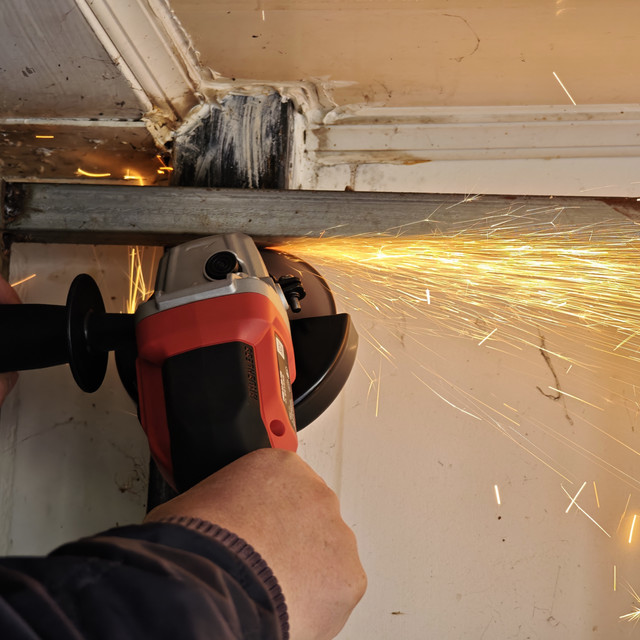 买了一年的角磨机终于派上用场了，第一次用就干废了两个切割片！