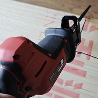 花30块钱买了块木板，自己简单锯了两下，DIY成隔断墙！