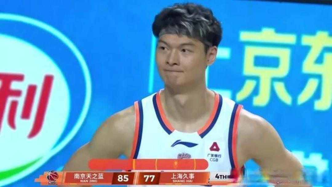 郭昊文弑旧主,马内克9记三分,南京男篮爆冷掀翻豪华上海