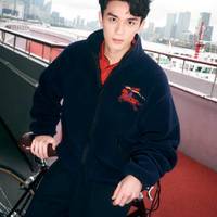 吴磊携手Burberry迎新年，化身都市骑士演绎松弛感英伦风