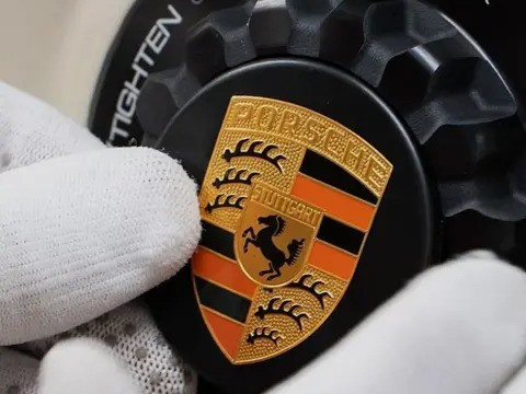 保时捷718燃油版回归：经典与电动化的博弈