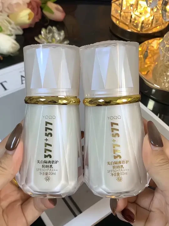 如果你也是早起不想化妆，肤色又暗沉发黄出门又怕晒黑的姐妹，那就去用这款#防晒乳 直接涂这一层就可以了，它既可以隔离防晒还可以提亮养肤，真的用一次就爱上了#防水防汗不脱妆#防晒霜#隔离防晒二合一#提亮肤