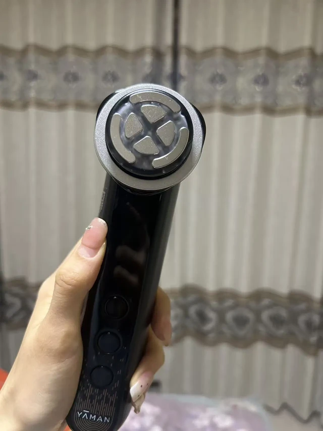 是双十一听了李佳琪强烈推荐购买了这款雅萌的spapro,到现在陆陆续续已经使用了一个月左右了，美容仪共有五个模式，分别为清洁模式，真的狠狠爱了清洁模式，每次都可以清理出来很多脏东西，使用频率为一周两到