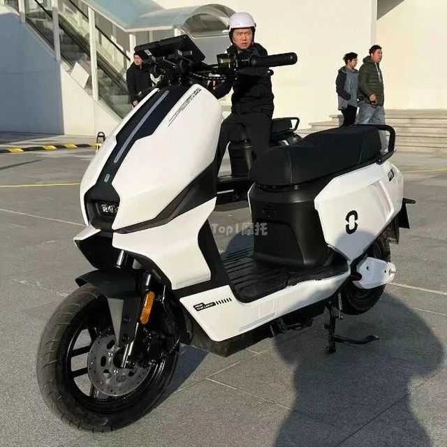 行业首创双仪表，霓星SC3、SC5平踏板电摩上市，售价4399元起