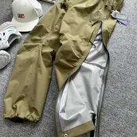 软壳裤还是硬壳裤？冬季户外运动装备选择引热议，全网观点大碰撞