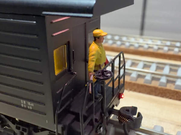 百万城ho守车 改室内灯 煤炉灯 列尾灯…需要改的车友可以私我#火车模型