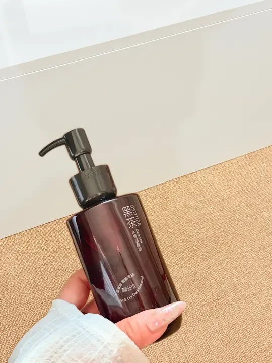一堆巨便宜但是巨能打的彩妆小玩意儿。。。