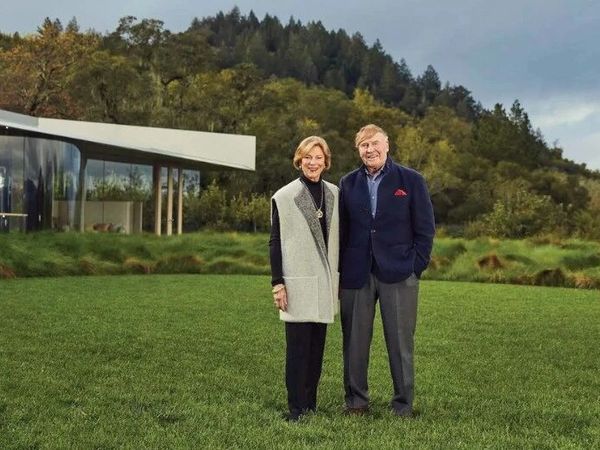 他是苹果公司早期投资人，一生专注媒体艺术收藏