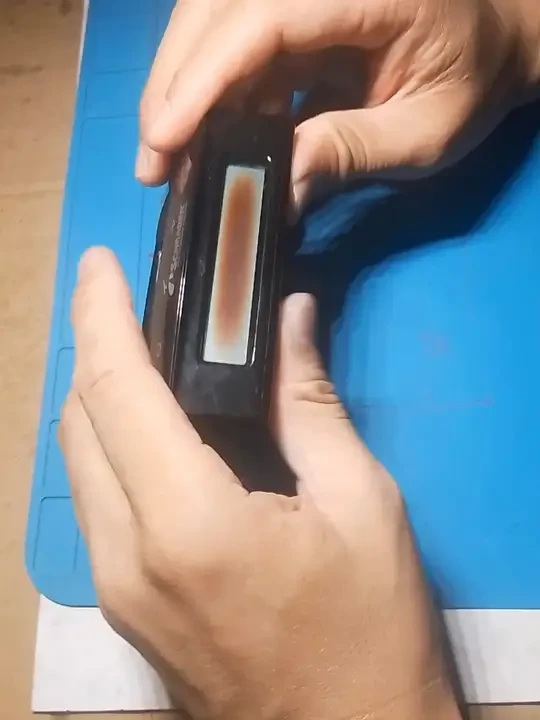更换胎压监测显示器液晶屏偏光膜。 对于老化不严重的液晶屏，又没有合适的液晶屏更换，可以更换偏光膜恢复正常显示。