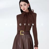 王依诺咖色蝴蝶上衣｜秋冬显瘦气质密码被我找到！