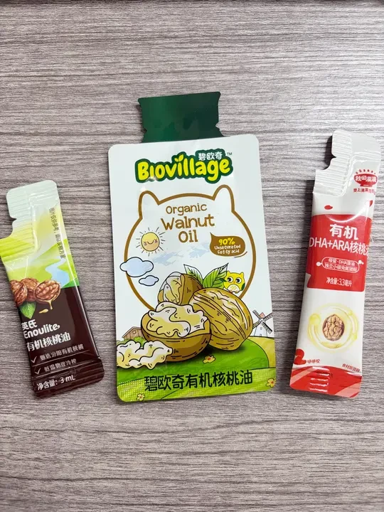 当妈妈之后，总想给宝宝最好的，入手了三款核桃油试吃，特地测评下
1️⃣碧欧奇
使用方式：可热炒、可冷吃
配料：只有核桃油，干净
味道：有股淡淡的焦味
2️⃣英式
使用方式：只可冷吃
配料：配料表没显示