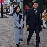 55岁三星长公主李富真露面 腿脚不便引关注