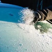 冬天挡风玻璃结冰？先别急着泼热水！
