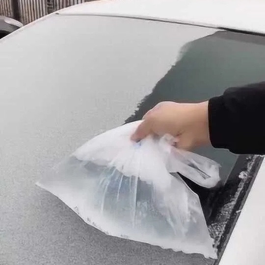 冬天挡风玻璃结冰？先别急着泼热水！