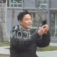 吴彦祖手持小米17 Ultra现身！