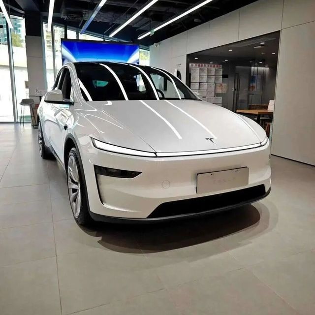 特斯拉ModelY杀疯了！突然降维打击26万续航719公里，充1次电跑1000公里，对手都要哭了？？