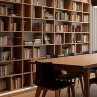 巧搭书架与灯，打造温馨阅读小天地