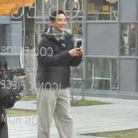 小米17 Ultra官宣下周发布，吴彦祖手持真机曝光引热议