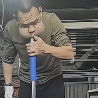 心疼！男子吹玻璃30年腮帮肿成“青蛙王子”，这张脸藏着太多辛苦