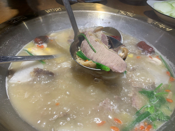 崇礼雪场小吃摊YYDS！滑完雪来一碗，暖到脚趾头