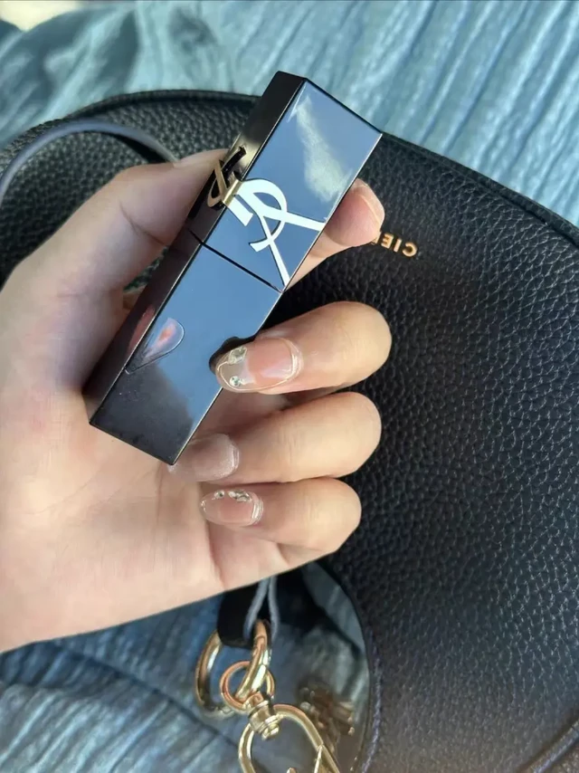 买到了超级好看的口红笔！！！