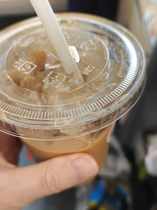 笑死我了，点了杯库迪，才喝了两口就这样了，冰块多到吸管都插不进去，我是硬塞进去的，做的时候我就看到冰太多盖子盖不上，那个人还去掉了一点冰才盖上的，笑麻了#库迪咖啡 @Cotti Coffee 库迪咖啡