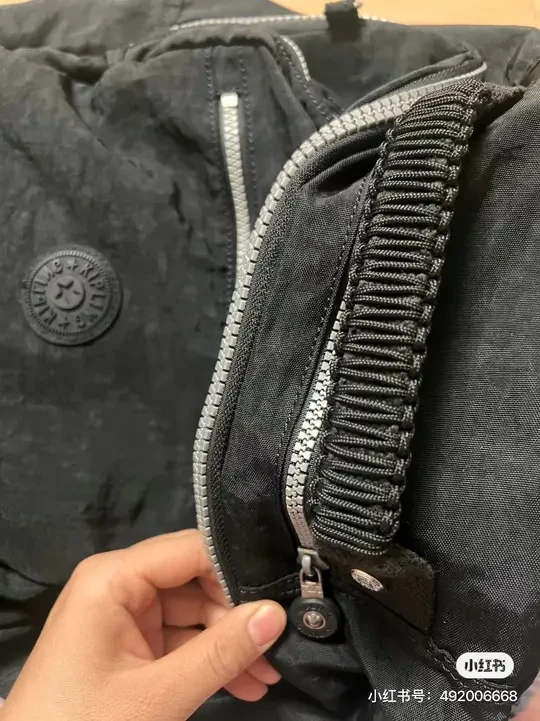 凯普林kipling书包背了十来年，提手是皮的，最近发现破皮了，太难看，感谢小红书的大神，改造成功，还能再战好几年[暗中观察R]
具体操作：把提手破皮的地方全部清理干净，拼夕夕购买2mm伞绳，然后小红