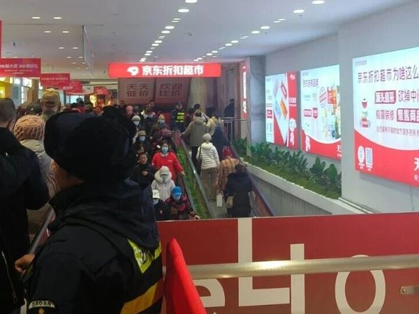 对垒快乐猴，“有钱挤不进去”，京东折扣超市北京首店爆了