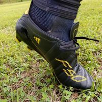 复刻足球鞋是「情怀致敬」还是「割韭菜」？1700元值不值？全网观点大PK