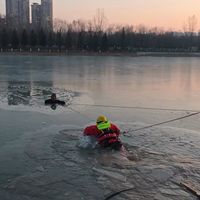 冬季落水自救与施救知识引热议，50+用户观点全景呈现