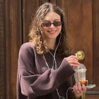 秋冬季节第一个爆款流行色，是琥珀流光美学，带来视觉上的治愈！