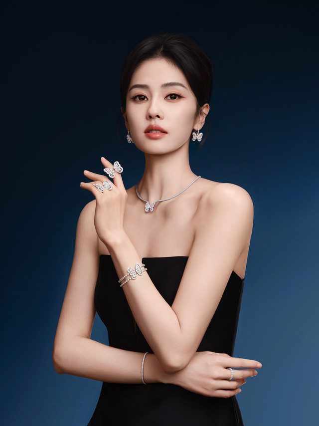 #WonderInfo# De Beers戴比尔斯欣然宣布演员白鹿成为品牌大使。白鹿从内而外的坚韧与光彩，恰与品牌所珍视的精神不谋而合。此次携手，标志着双方共同旅程的开启，以匠心之美共赴优雅新境。愈经