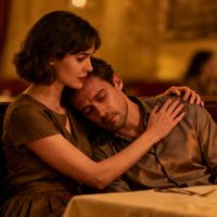 文章与凤莉恋情引热议，从‘宛宛类卿’到家庭认可：527+用户观点全景剖析