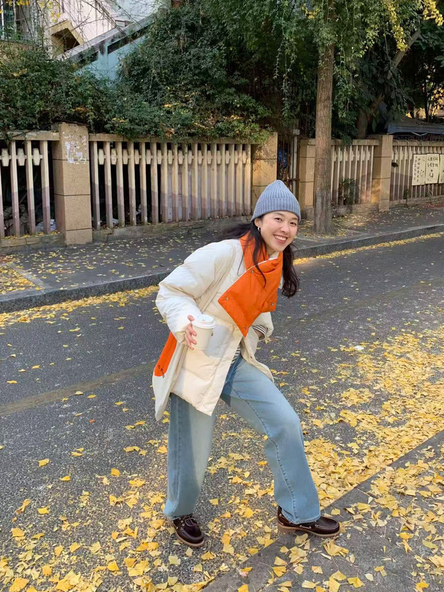 银杏季尾声，生命力满满的look勿错过！一身Levi's® 秋冬系列松弛感呼之欲出✨浅色牛仔撞色橙色围脖羽绒服，自带打光效果，衬托好气色🧣百搭王Baggy宽松版型，面料柔软挺括，兼修舒适有型。戳网页链