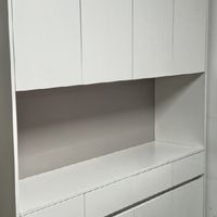 开放式餐厨空间的清晰分区与视觉连贯