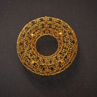 黄金凤冠事件引热议，传统工艺与现代审美如何平衡？527+用户观点深度洞察