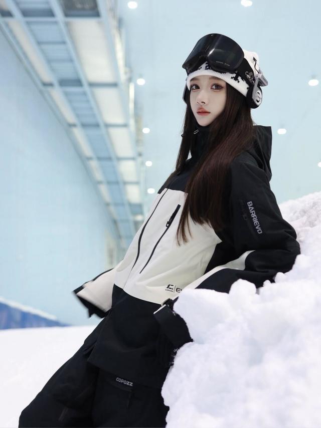 今天是雪场里的熊猫🐼显眼包
