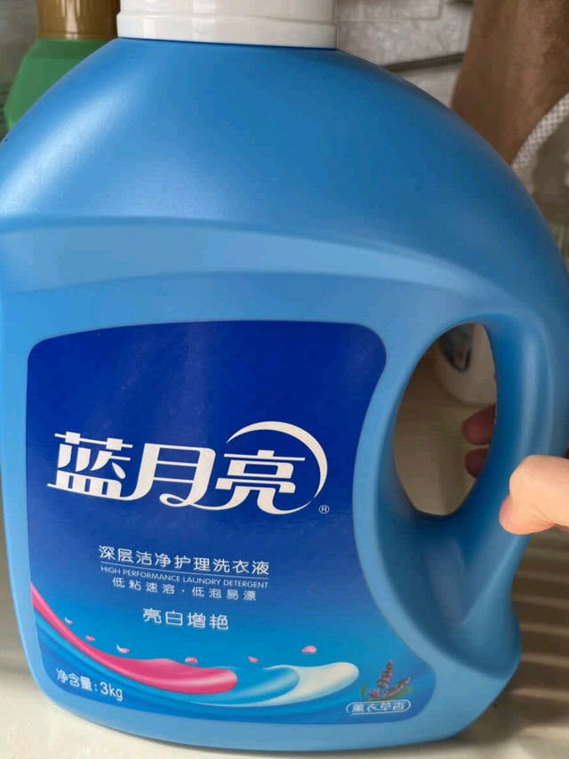 蓝月亮洗衣液,衣物洁净的温柔守护
