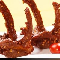 武汉小吃：周黑鸭推出经典甜辣卤鸭锁骨，200g大包装受欢迎！